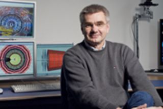 Prof. Dr. Joachim Mnich, Direktor fÃ¼r den Bereich Hochenergiephysik und Astroteilchenphysik, im DESY-Kontrollraum fÃ¼r das CMS-NachweisgerÃ¤t am Large-Hadron-Collider (LHC) am CERN.

Prof. Dr. Joachim Mnich, Director in charge of High-Energy Physics and Astroparticle Physics, in the DESY control room for the CMS experiment at the Large-Hadron-Collider (LHC) at CERN.