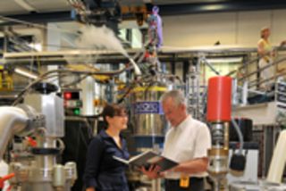 Vlnr.: Nadine Szabó und Prof. Dr. Michael Meißner am 3-Achsen-Spektrometer FLEX in der Neutronenleiterhalle I des HZB, eines der meist gebuchten Instrumente am Forschungsreaktor BER II: Hier werden viele Untersuchungen zur Supraleitung und zum Themenfeld Magnetismus durchgeführt. Fotosession vom 16.7.09 im Helmholtz-Zentrums Berlin für Materialien und Energie. Foto: Helmholtz/Bierstedt